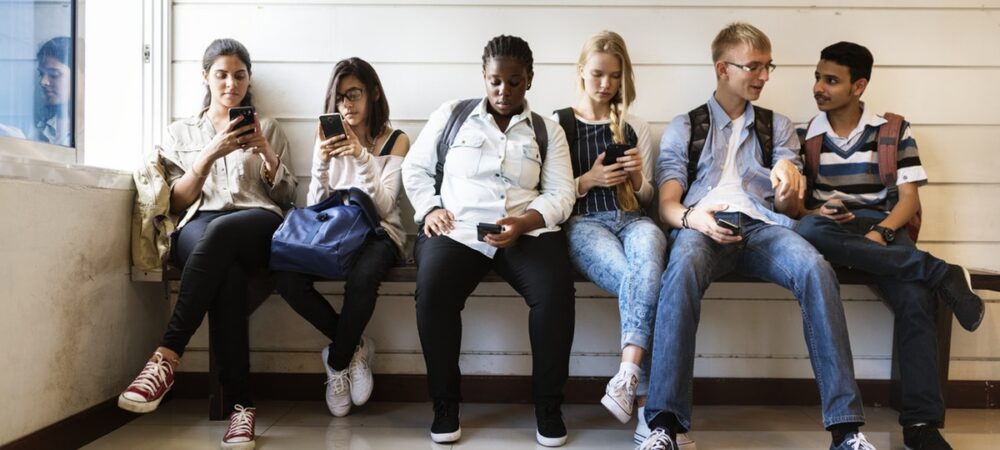 Jongeren met smartphones