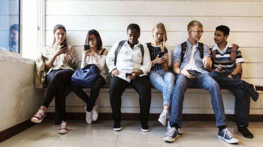 Jongeren met smartphones