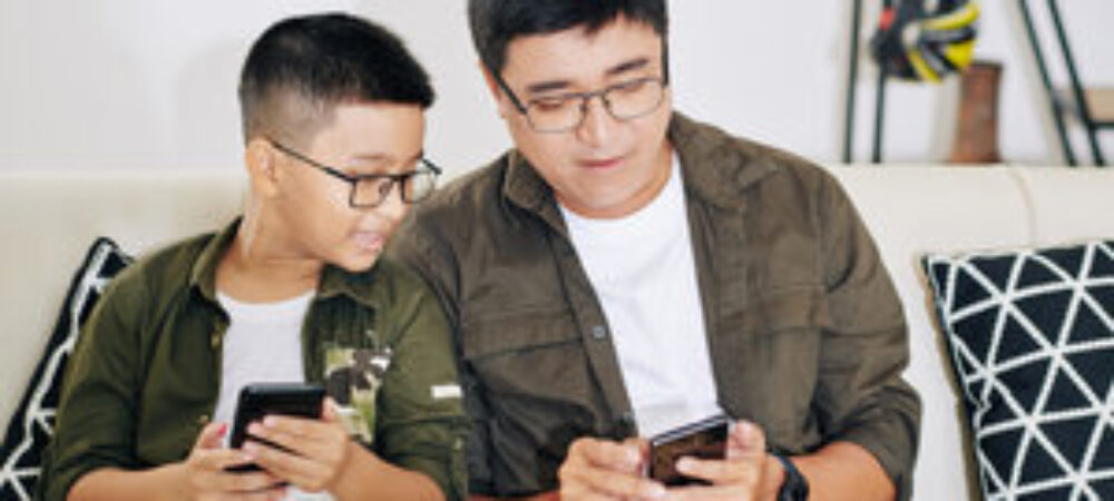 Vader en zoon samen op smartphone