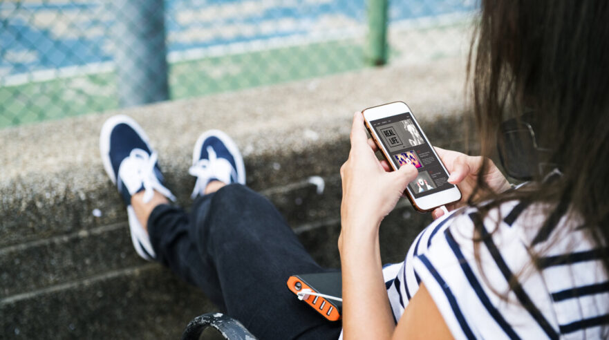 tiener buiten op smartphone