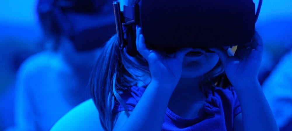 Kinderen met VR bril op mediawijsheid