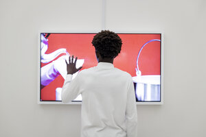 persoon in museum voor agenda mediawijsheid in beeld