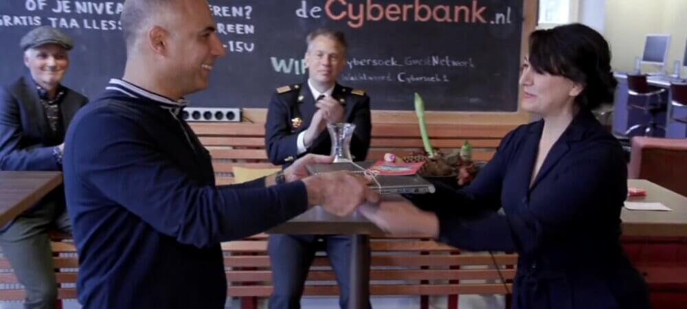 Video: De Cyberbank helpt mensen met een digitale achterstand verder