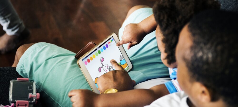 Verslag netwerksessie verhalen beleven met ukkies - vader met kind op school met tablet