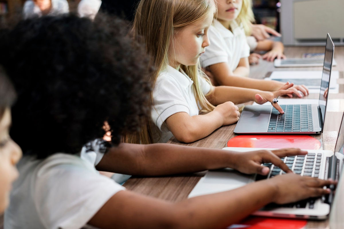 Afbeelding bij artikel "kinderrechten in de digitale wereld", kinderen werken op laptop