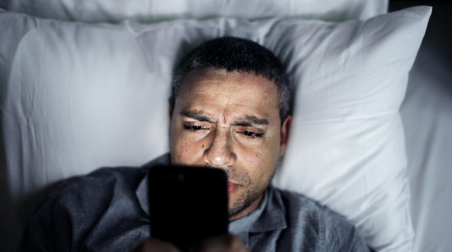 Afbeelding bij Bitefile 'Weerbaarder tegen desinformatie', omschrijving afbeelding: man ligt op bed met telefoon