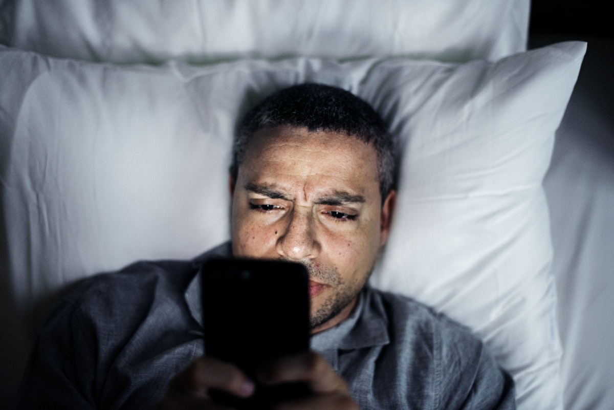 Afbeelding bij Bitefile 'Weerbaarder tegen desinformatie', omschrijving afbeelding: man ligt op bed met telefoon