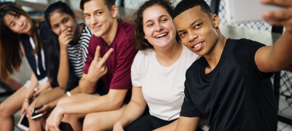 Een groep jongeren maakt samen een selfie