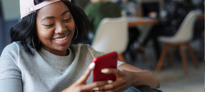 vrouw kijkt op haar telefoon